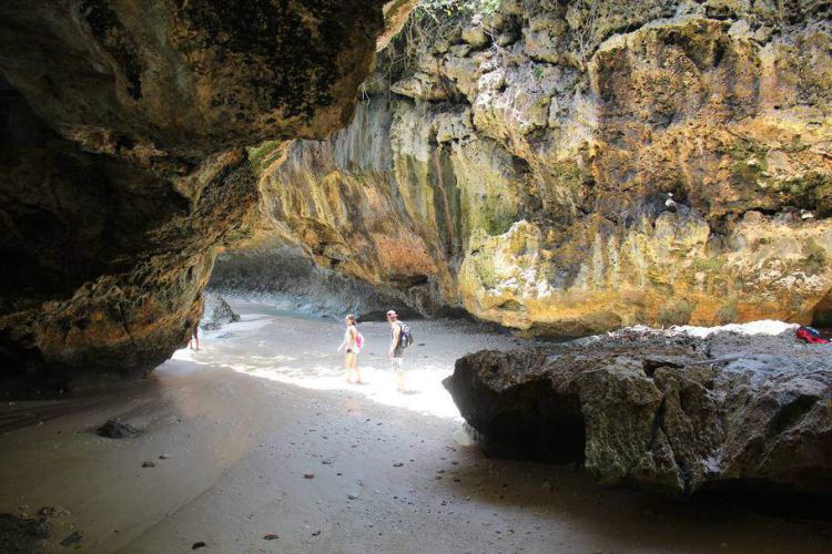 Uluwatu Surfspot Cave